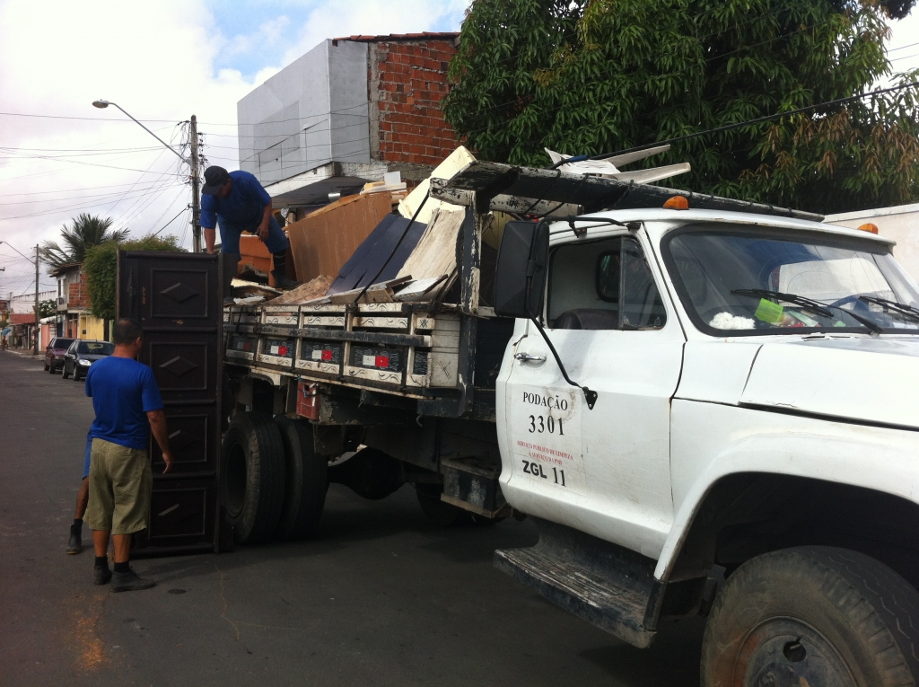A operação recolhe objetos volumosos e velhos, como sofás, geladeiras, fogões, guarda-roupas, entre outros móveis