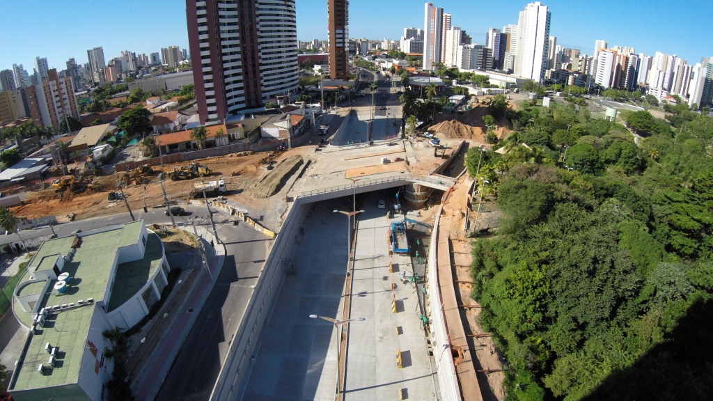 Com 210 metros de extensão e 23 de largura, o novo túnel possui pista em concreto com três faixas em ambos os sentidos da via (Foto: Glaydson Hissa)