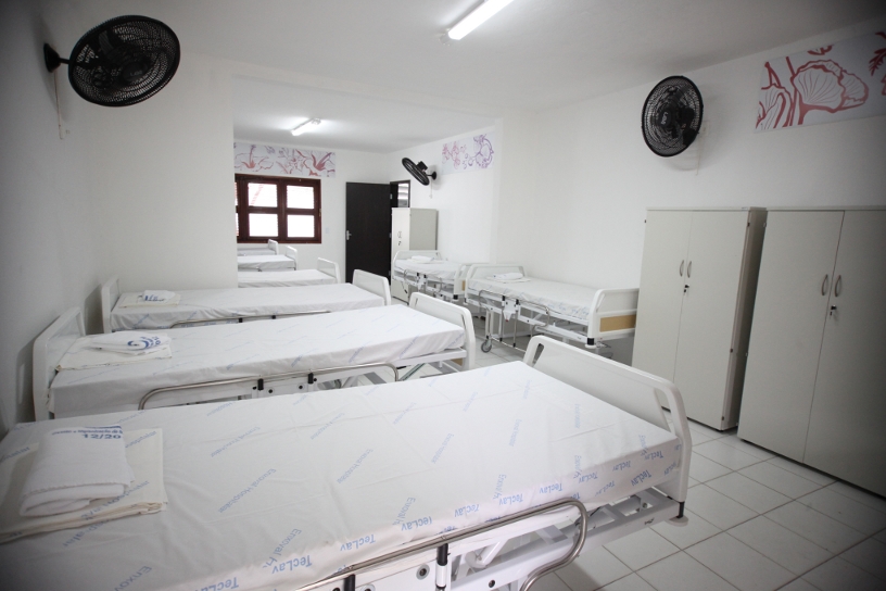 A Unidade de Acolhimento Adulto Dr. Silas Munguba conta com 30 vagas de internação para usuários de álcool, crack e outras drogas (Foto: Marcos Moura)