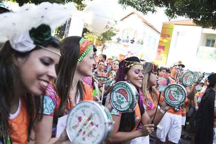 O bloco Luxo da Aldeia se apresenta no Cuca Barra