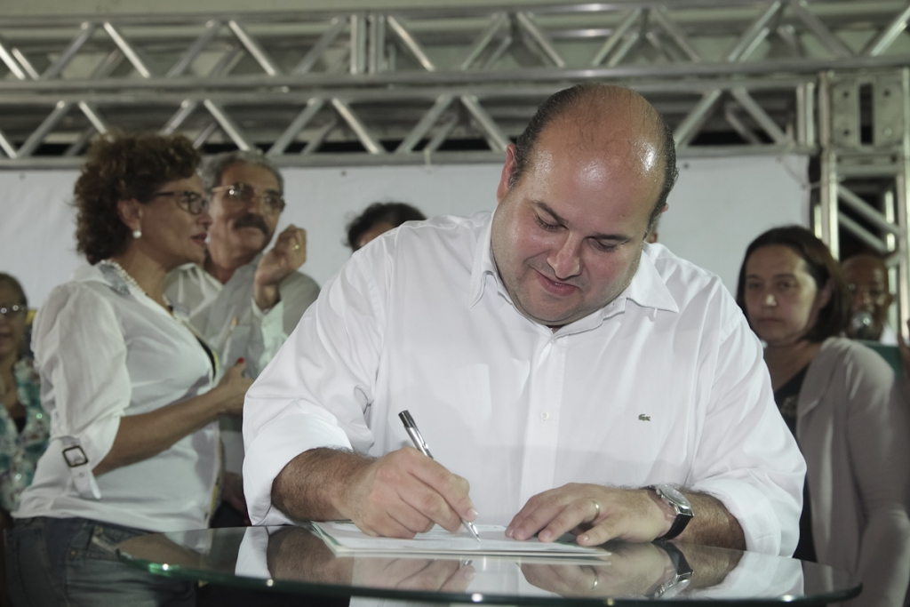 O prefeito acrescentou que as ordens de serviço das UPAs do Bom Jardim e Rodolfo Teófilo serão assinadas também neste mês (Foto: Thiago Gaspar)