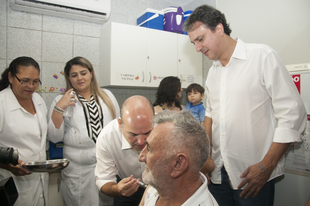 Roberto Cláudio, que é doutor em Saúde Pública, aproveitou o momento e ajudou a vacinar algumas pessoas (Foto: Divulgação)