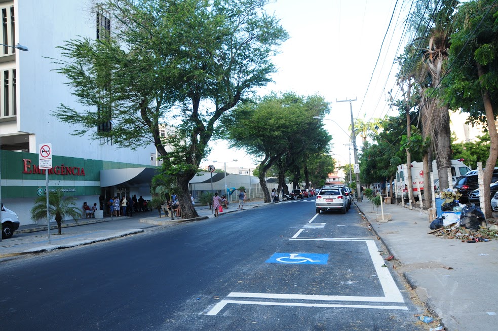 A AMC de adaptará à nova legislação. Veículos flagrados sem a credencial poderão ser removidos (Foto: Nely Rosa)
