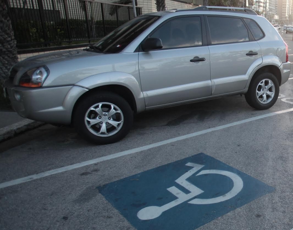Quem desrespeita as vagas especiais de estacionamento comete infração de natureza grave