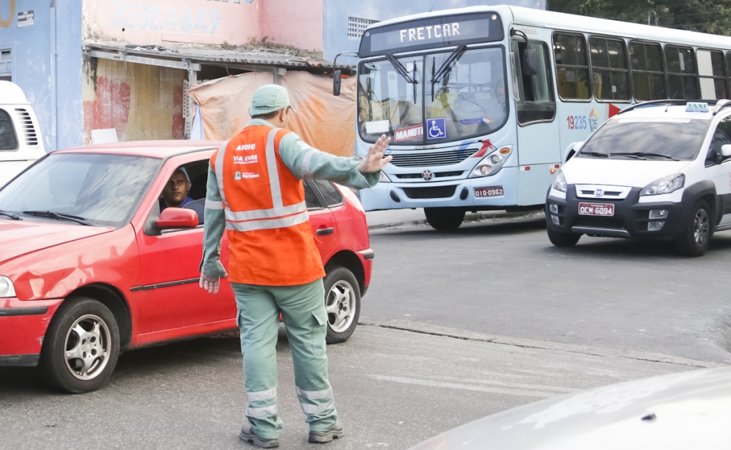 Com 161 orientadores de trânsito, a operação Via Livre tem o objetivo de agilizar o fluxo de veículos em caráter educativo (Thiago Gaspar)