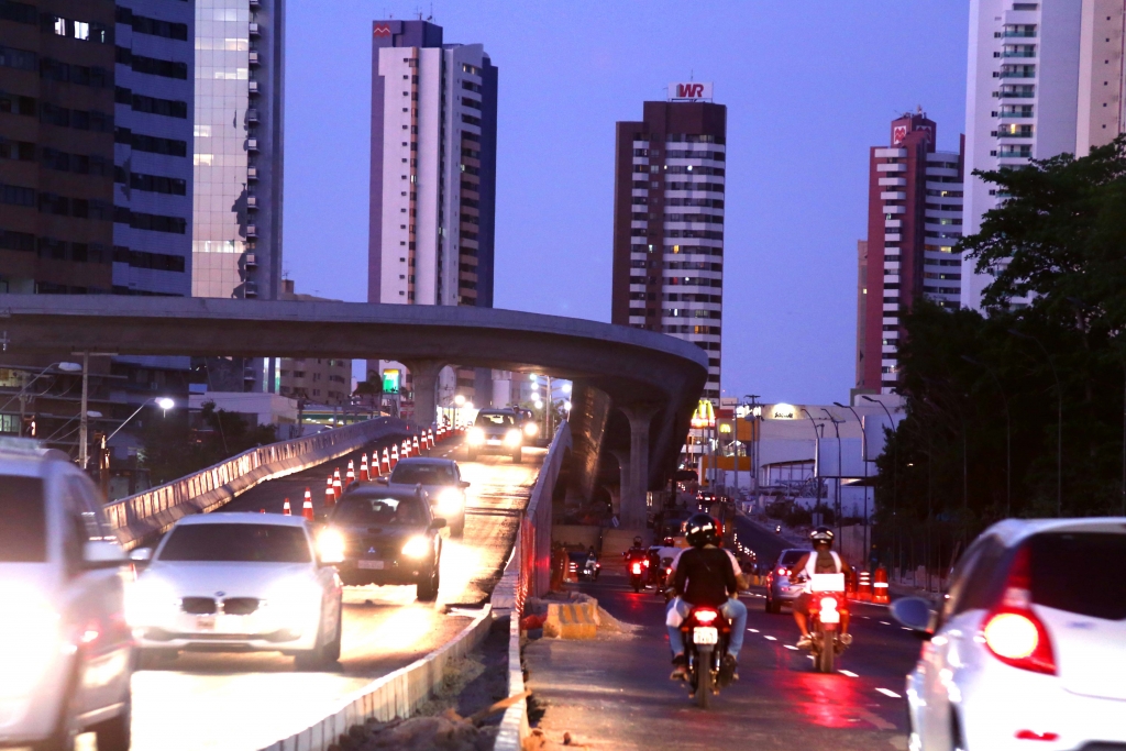 A construção dos dois viadutos faz parte da implantação do corredor Antônio Bezerra/Papicu, com extensão de 17,4km (Foto: Thiago Gaspar)