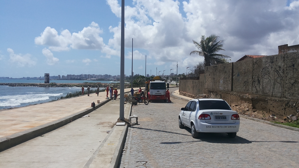 Cerca de 20 postes e luminárias estão sendo colocados entre o antigo Kartódromo até a Rua Santa Inês, na Avenida Leste-Oeste