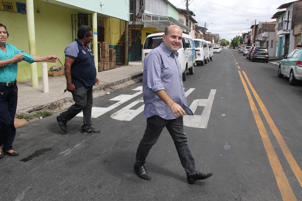 O Prefeito percorreu as ruas, cumprimentando os moradores e ouvindo reivindicações (Foto: Kiko Silva)