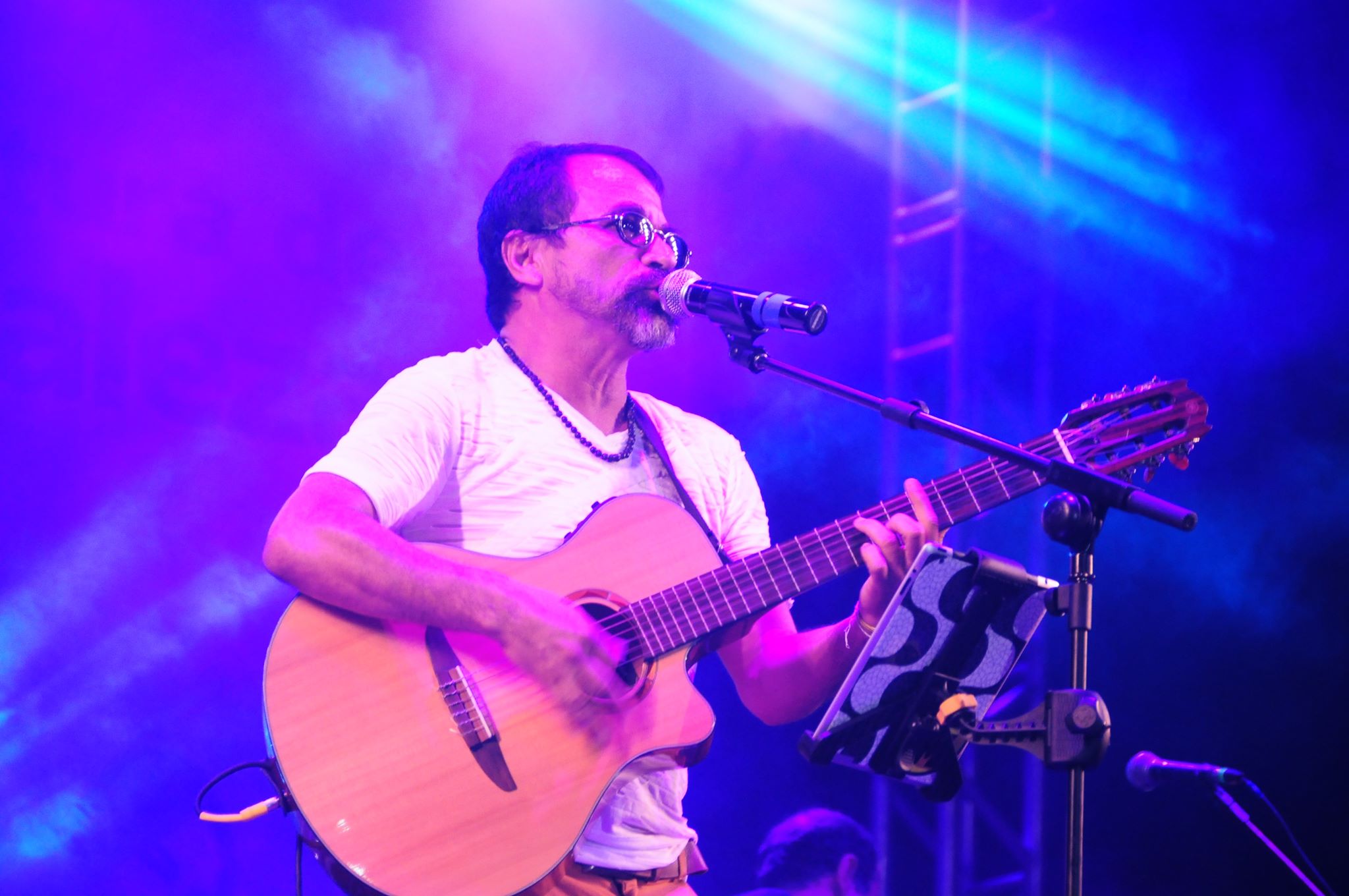 O multiartista Pingo de Fortaleza se apresenta tocando seu violão