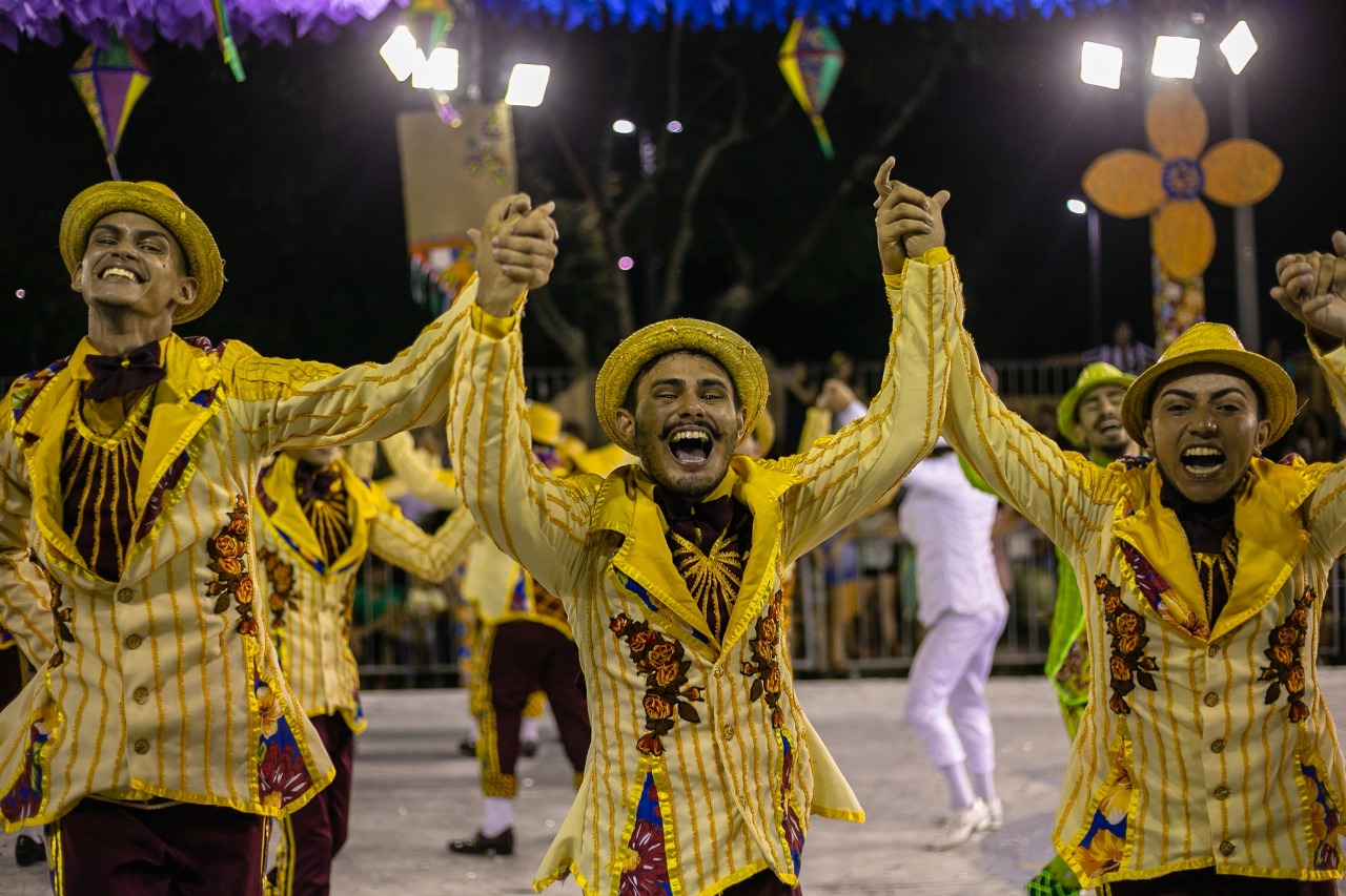 Bailarinos de quadrilha profissional de São João dançam em festejo