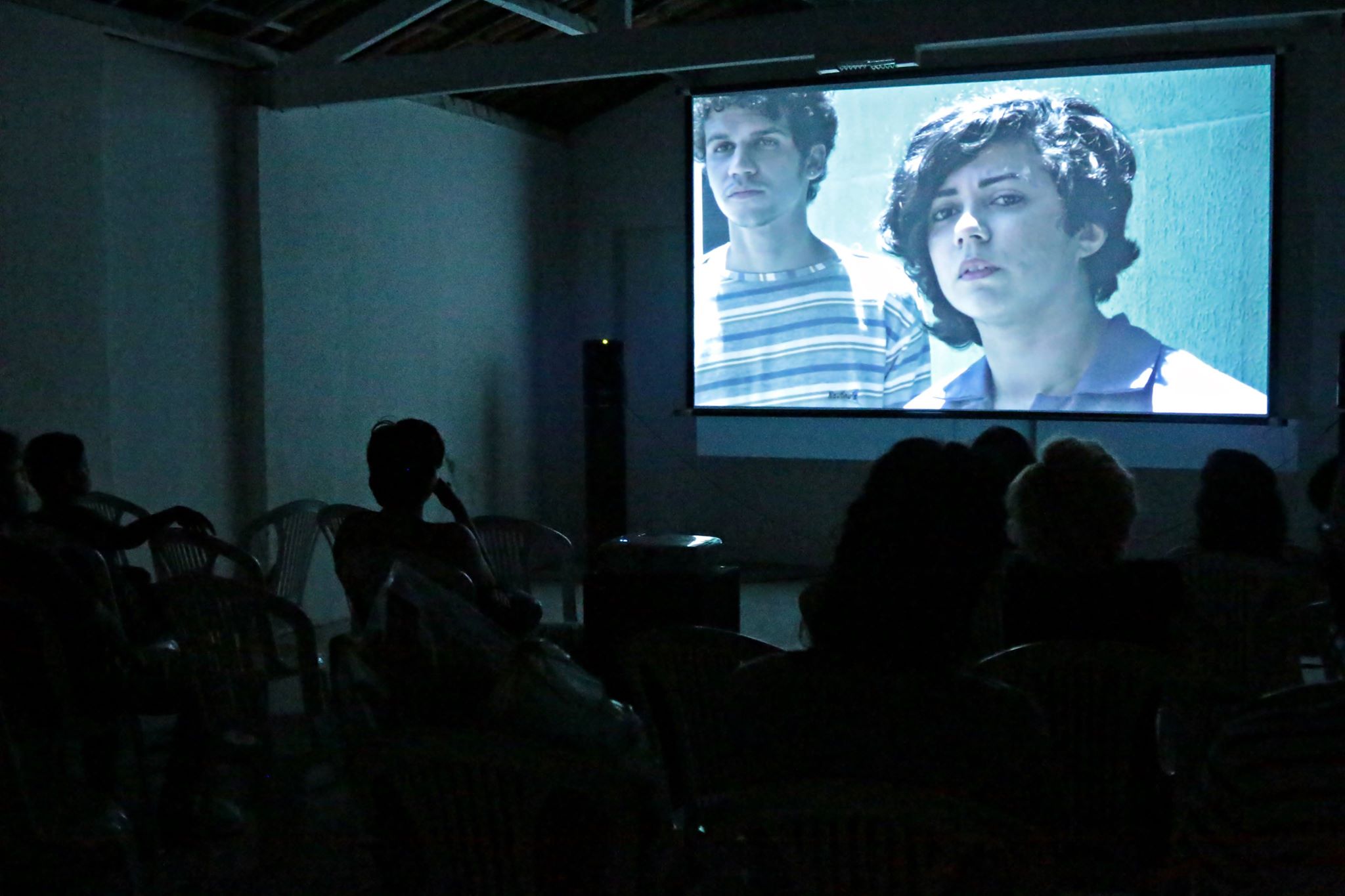 Exibição de filme no Cineclube Telas Abertas, na Vila das Artes